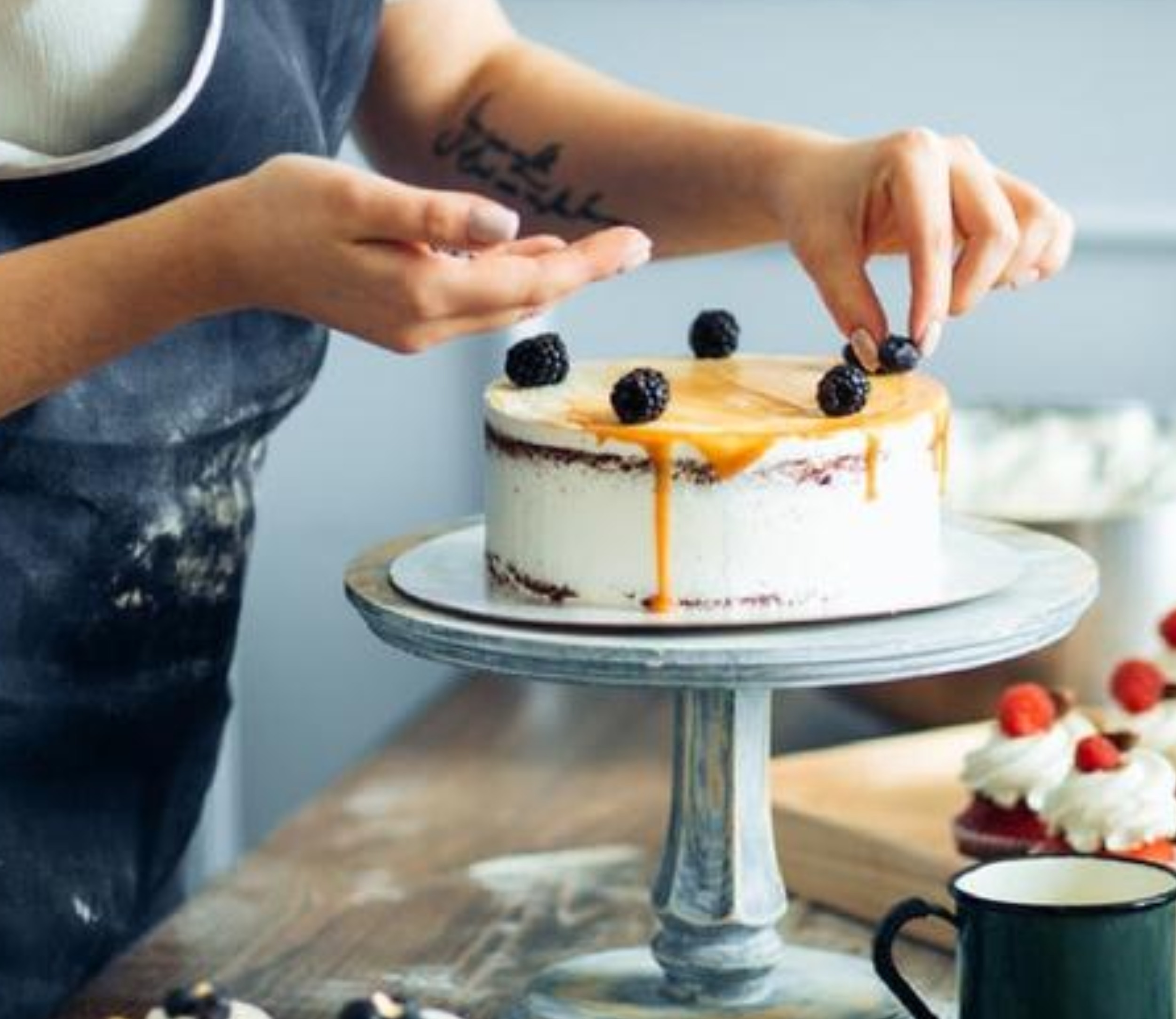 Solicito ayudante de cocina/decoradora postres