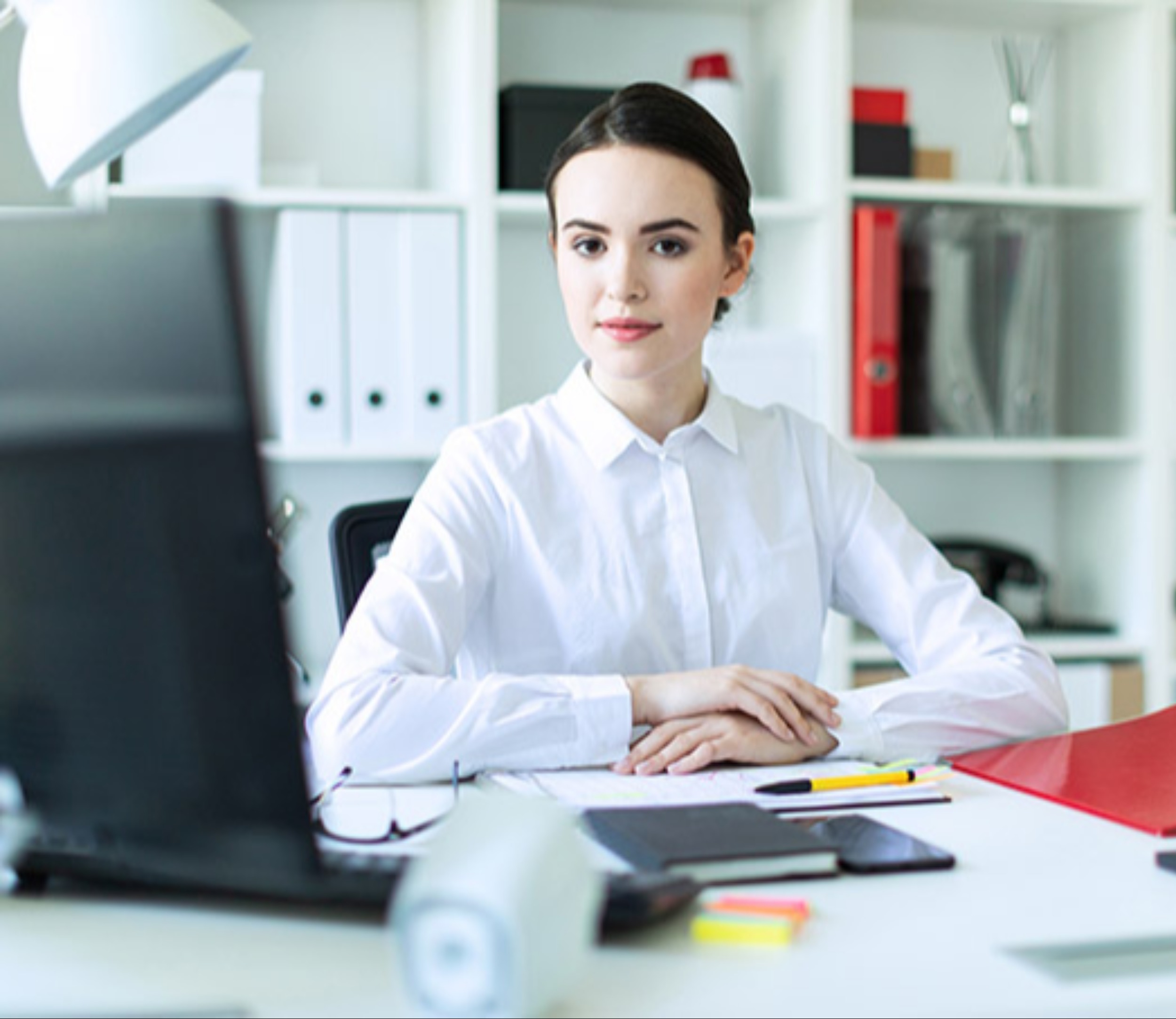 Se busca secretaria joven(hombre o mujer)