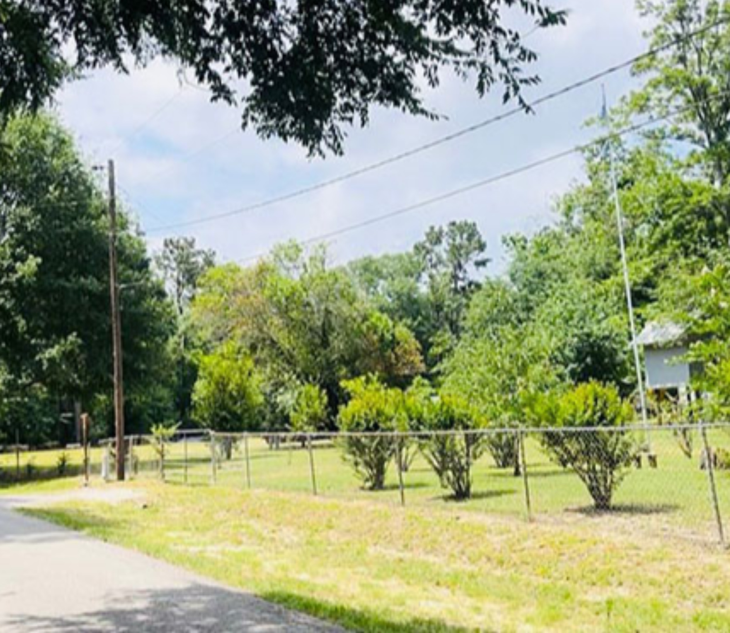 Se vende 1.34 acres con casa móvil y cuarto extrerior.