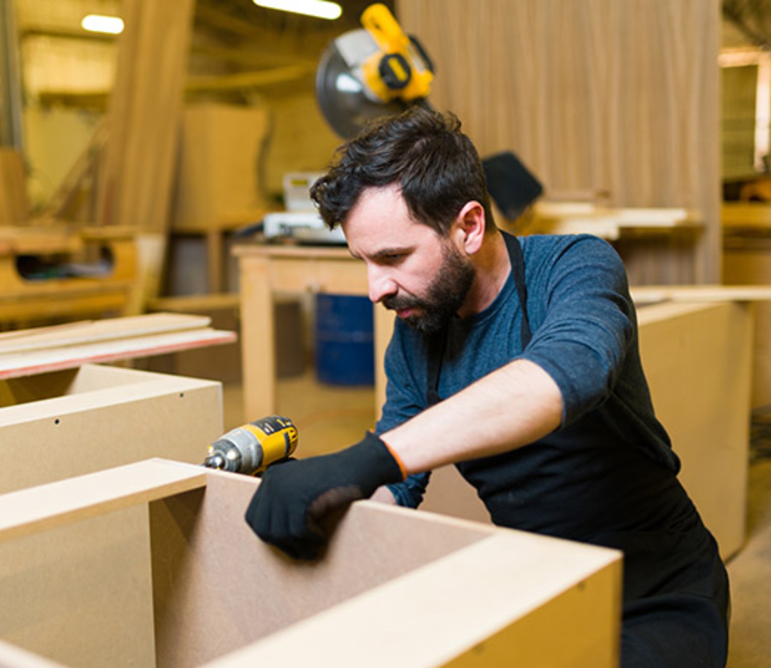 SE BUSCA CARPINTERO de gabinetes con experiencia