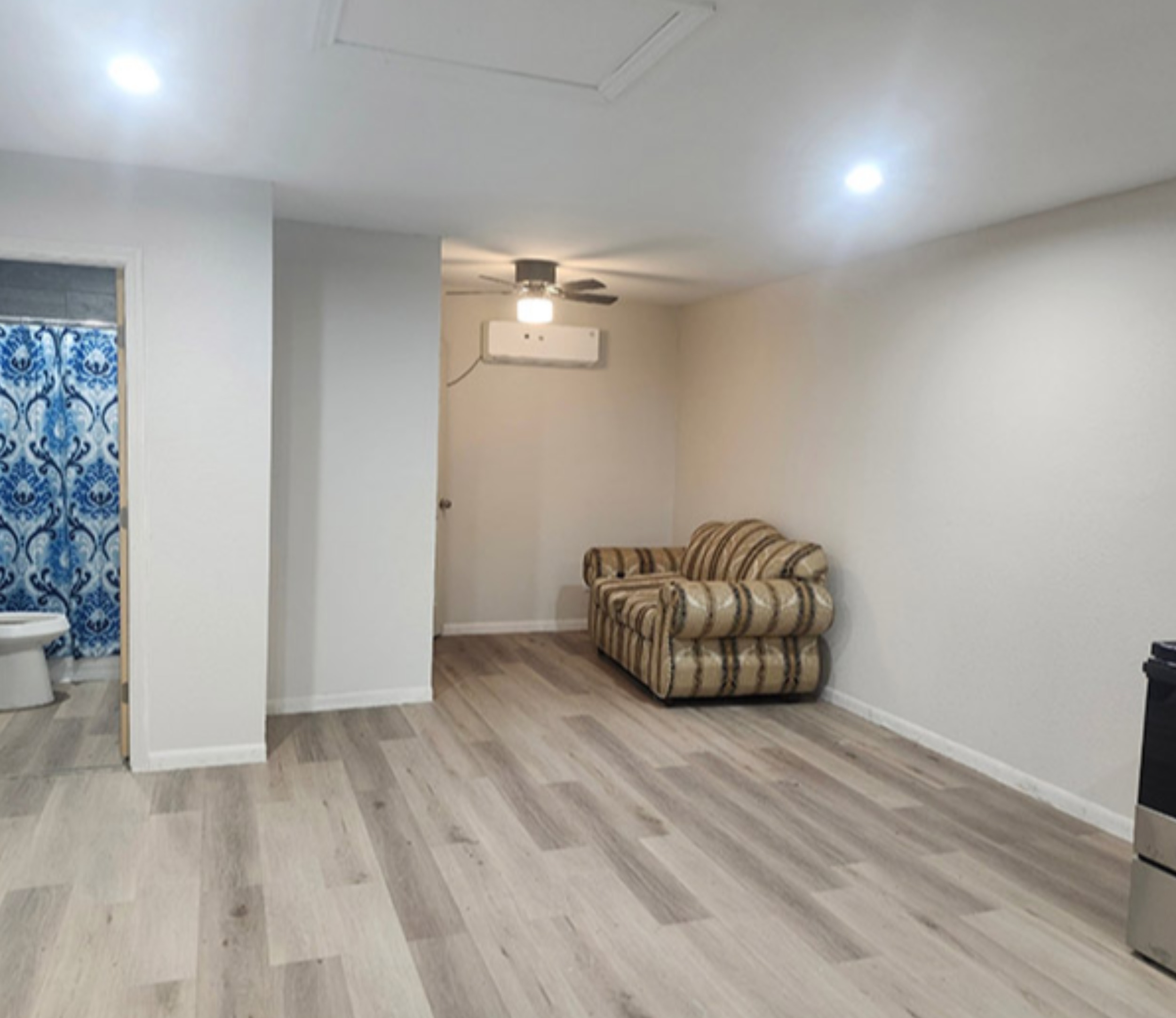 Rento estudio con baño y cocina