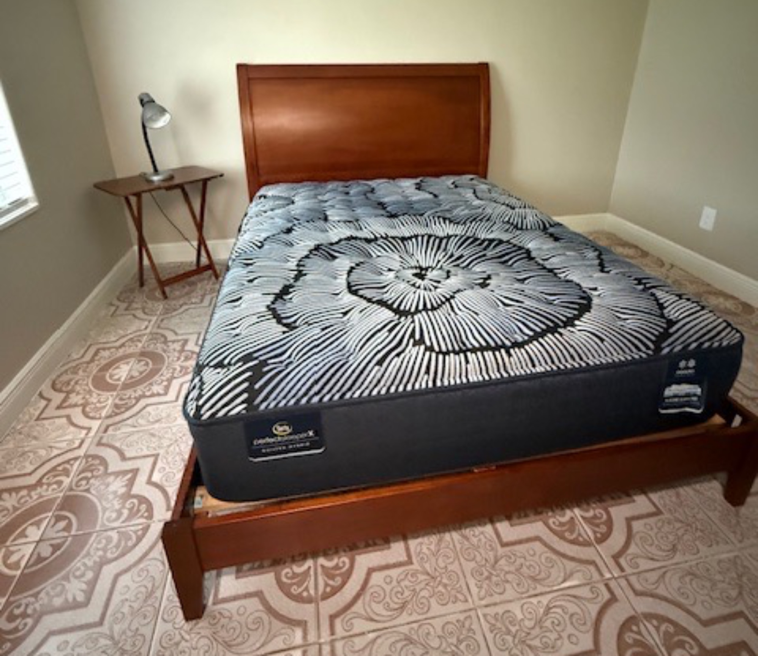 Rento una habitación en casa de familia.