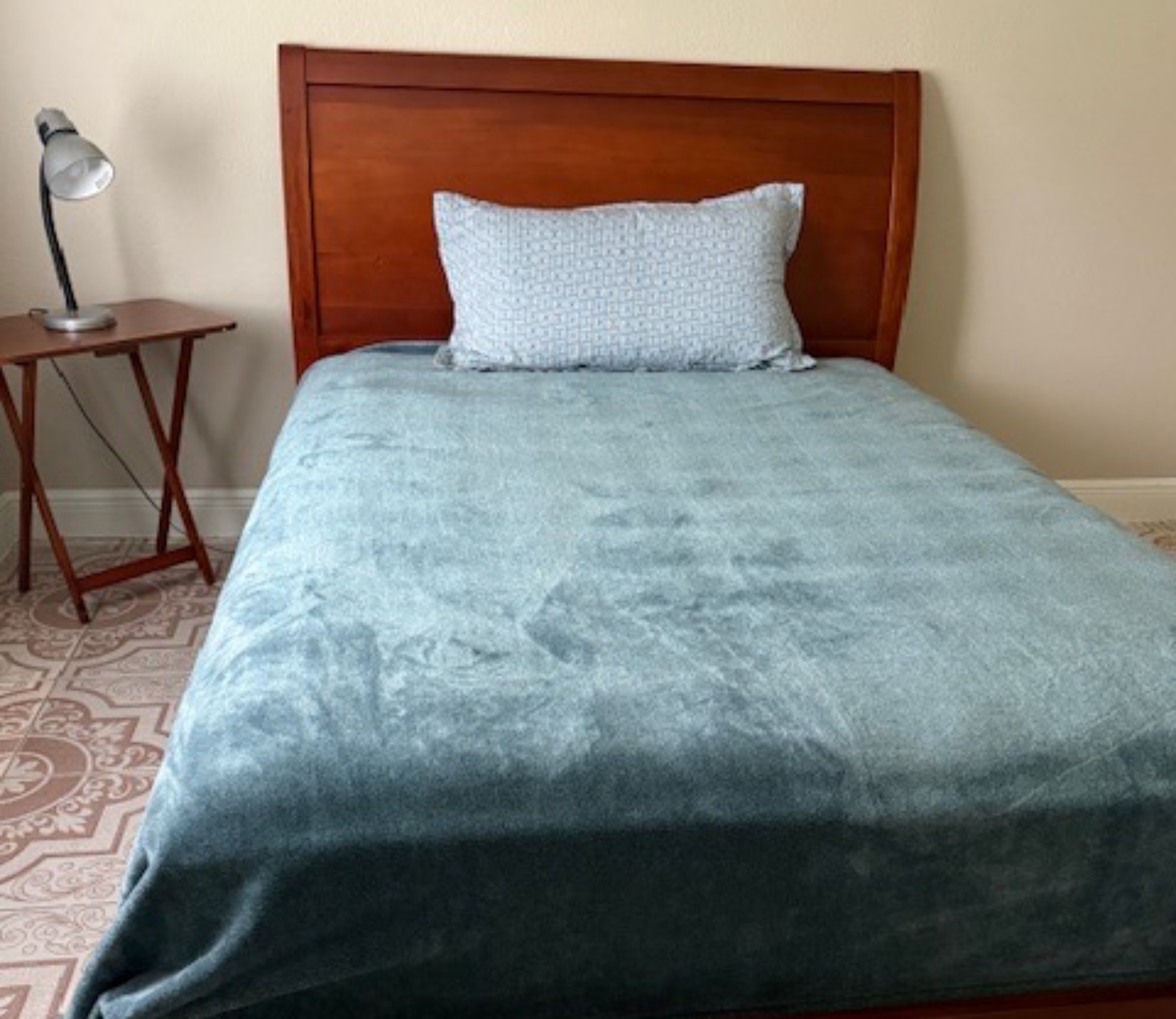 Rento una habitación en casa de familia.