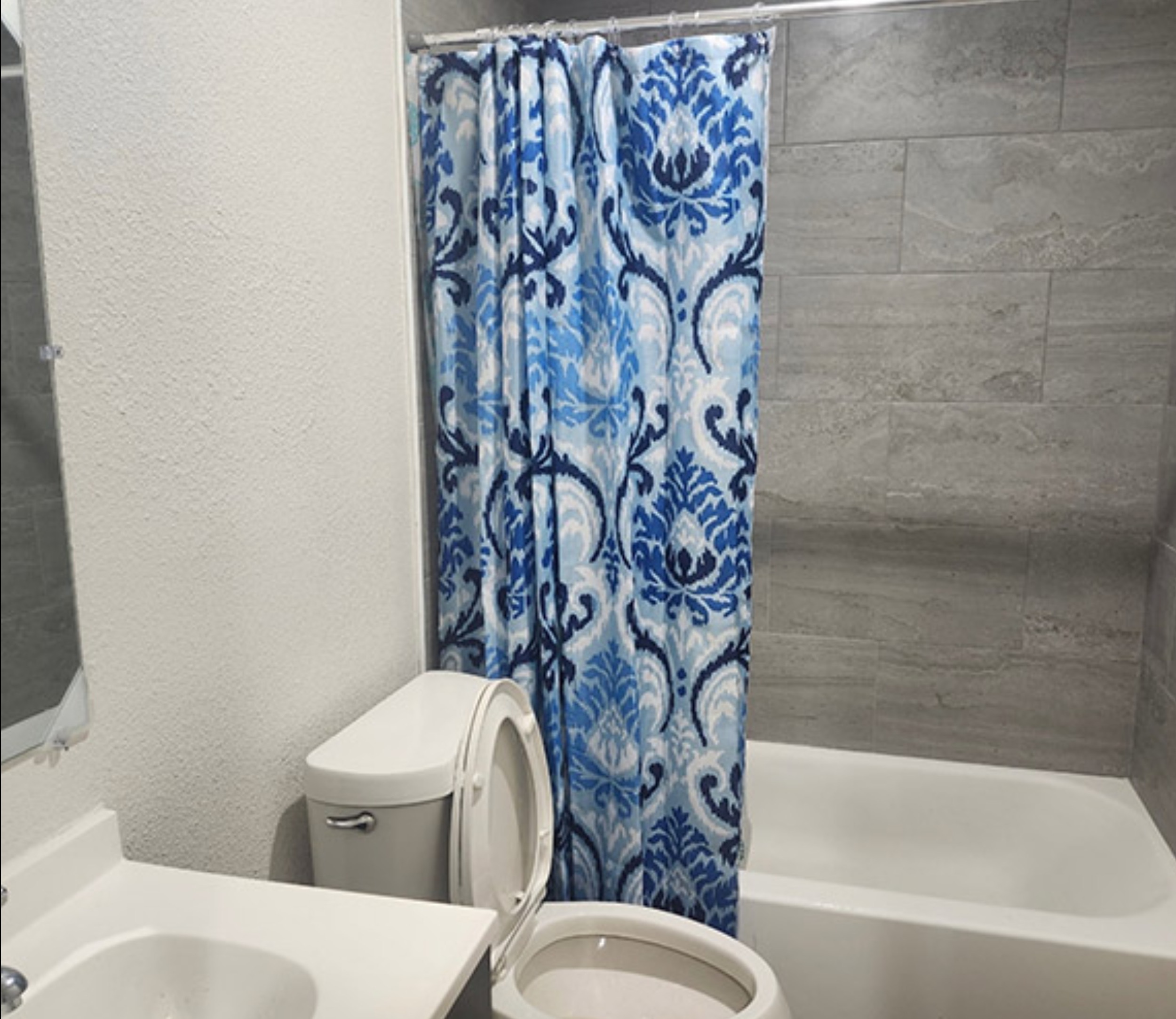 Rento cuarto con baño y cocina