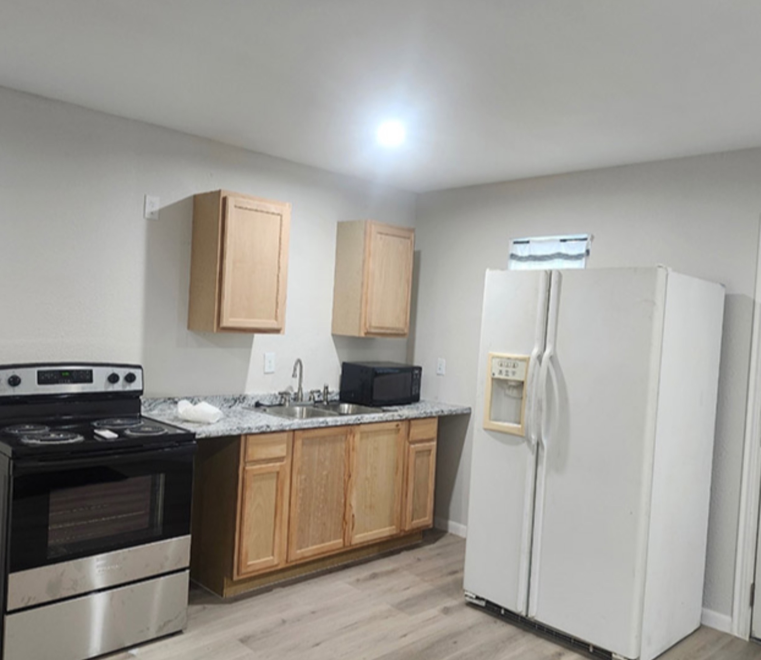 Rento cuarto con baño y cocina