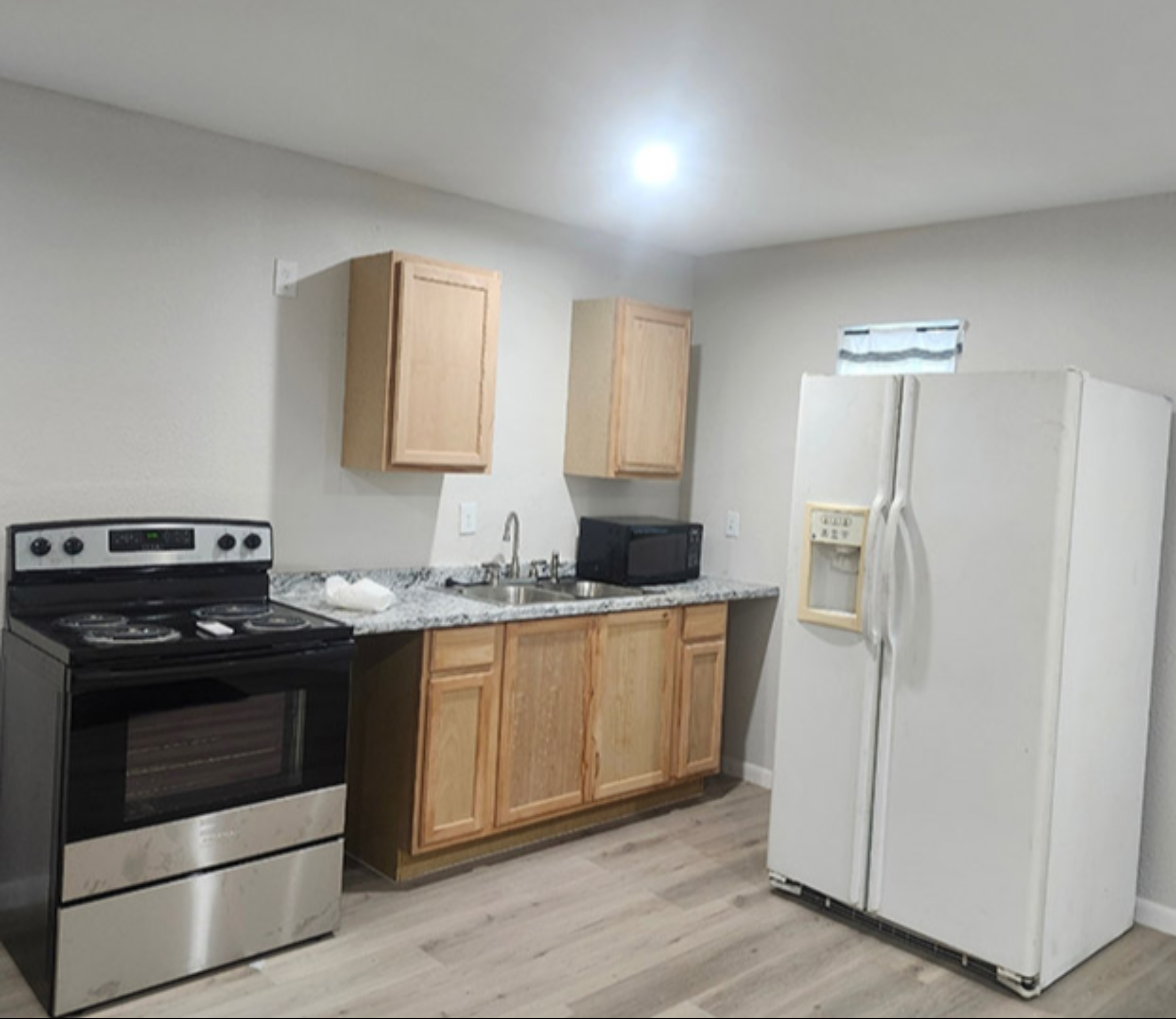 Rento cuarto con baño y cocina